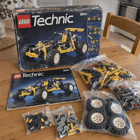 Set de LEGO Technic descatalogado con su caja, las instrucciones y las piezas en bolsas