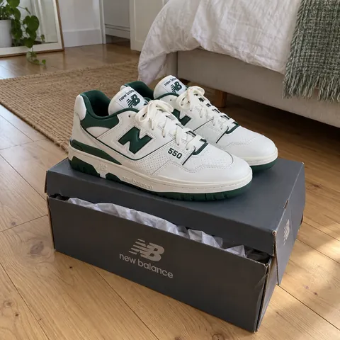 Zapatillas New Balance 550 blancas y verdes, nuevas, sobre su caja original